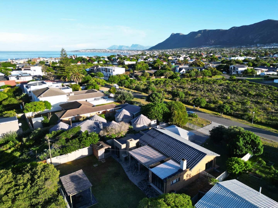 4 Bedroom Property for Sale in Sandbaai Western Cape